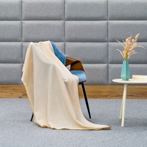 Koc polarowy 130x150 cm TEESA - kremowy Koc polarowy 130x150 cm TEESA - kremowy