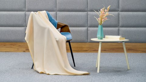 Koc polarowy 130x150 cm TEESA - kremowy Koc polarowy 130x150 cm TEESA - kremowy